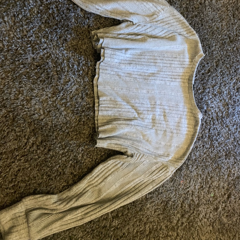 cropped, light grey sweater, roomy sleeves